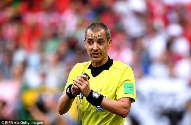 Trọng tài Mỹ bị 'ném đá' vì xin áo đấu của Ronaldo trên sân Trọng tài người Mỹ Mark Geige bắt chính trận Bồ Đào Nha - Morocco