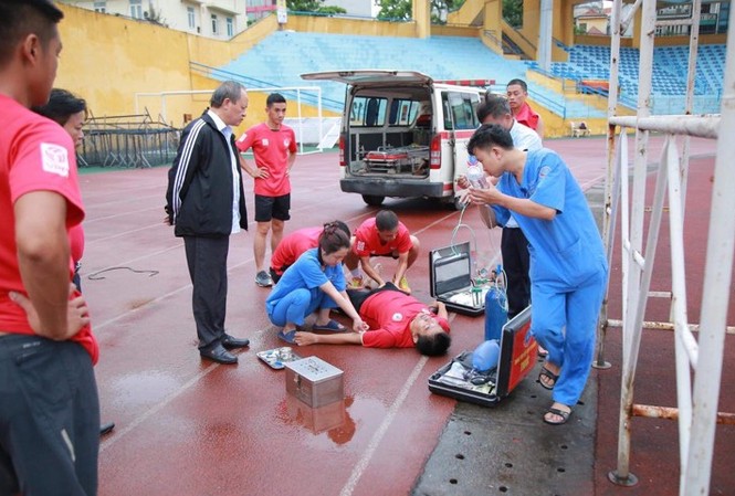 Kiểm tra thể lực, trọng tài ngất xỉu trên sân Hàng Đẫy Kiểm tra thể lực, trọng tài ngất xỉu trên sân Hàng Đẫy