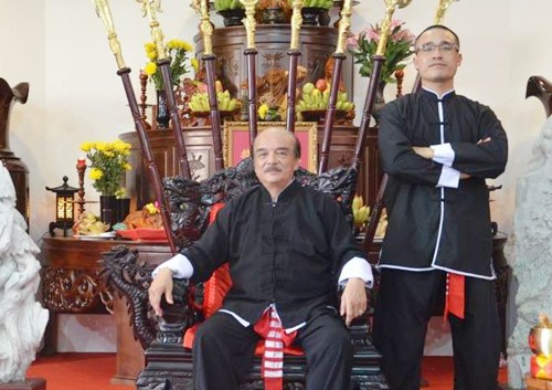 Nam Anh Kiệt bị cách chức sau vụ đánh gãy răng Chưởng môn Vịnh Xuân quyền Nam Anh Kiệt (phải) bên sư phụ Nam Anh.