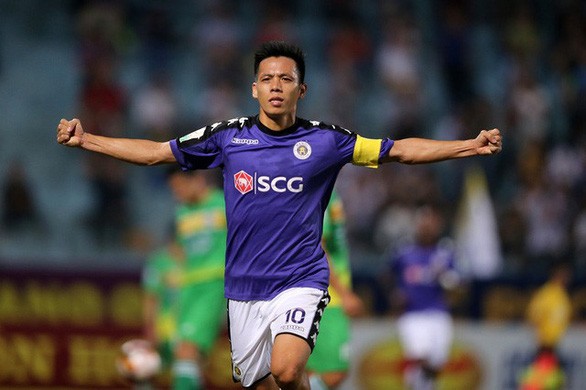 Vì sao Văn Quyết trượt giải 'Cầu thủ hay nhất V-League 2019'? Vì sao Văn Quyết trượt giải 'Cầu thủ hay nhất V-League 2019'?