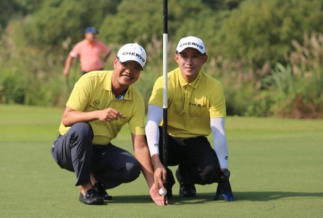 Golfer Nguyễn Hữu Hoàng ghi HIO tại giải Chervo Open Championship Golfer Nguyễn Hữu Hoàng (trái) và Trưởng BTC giải - HS Golf Việt Nam - Phạm Viết Thắng tại hố giành HIO