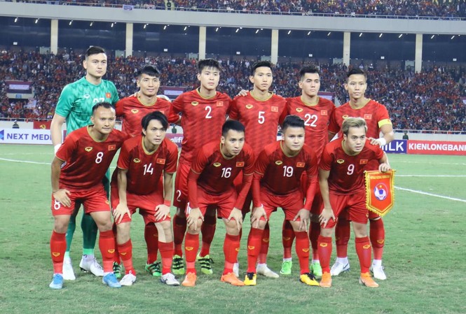Chi tiết 11 cầu thủ tuyển Việt Nam đọ sức với Thái Lan Trọng Hoàng và Duy Mạnh khởi động trước trận đấu. Ảnh: Hồ Như Ý