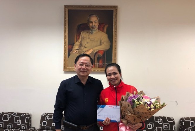 Quỹ Hỗ trợ tài năng trẻ VN trao thưởng đặc biệt cho lực sỹ Vương Thị Huyền Lê Xuân Sơn- Tổng biên tập báo Tiền Phong- Giám đốc Quỹ hỗ trợ tài năng trẻ Việt Nam trao thưởng cho VĐV Vương Thị Huyền.