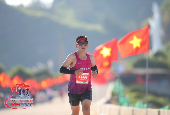 'Giang Panda': Từ CEO béo phì đến kỷ lục cá nhân trên đường chạy Lý Sơn Anh Nguyễn Thanh Giang lập kỷ lục cá nhân trên đường đua marathon trong thời tiết khắc nghiệt ở Lý Sơn
