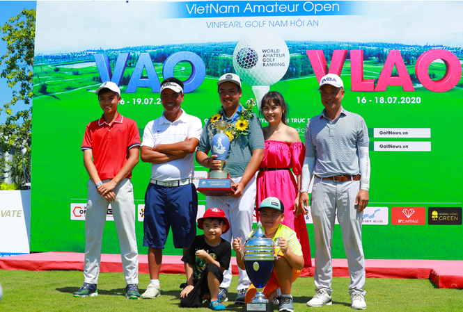 Hai anh em golfer tài năng dự Tiền Phong Golf Championship 2020 Quang Trí (trái) và Đặng Minh (giữa) là những golfer đầy triển vọng