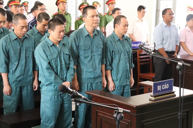Bình Thuận: Bắt giám đốc liên quan đường đây buôn lậu xăng dầu 'khủng' 12 bị cáo bị xét xử trong đường dây buôn lậu xăng dầu khủng ở Bình Thuận