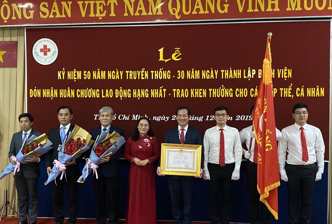 Bệnh viện Nhân dân 115 vinh dự đón nhận Huân chương Lao động hạng Nhất Bệnh viện Nhân dân 115 vinh dự đón nhận Huân chương Lao động hạng Nhất