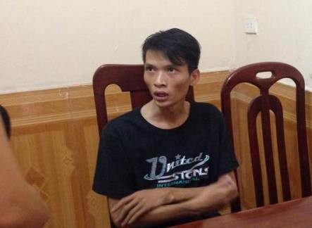 Tóm gọn kẻ chuyên cướp bóc các 'cửu vạn' chợ Long Biên Lê Đức Thành tại cơ quan công an. Ảnh: QT