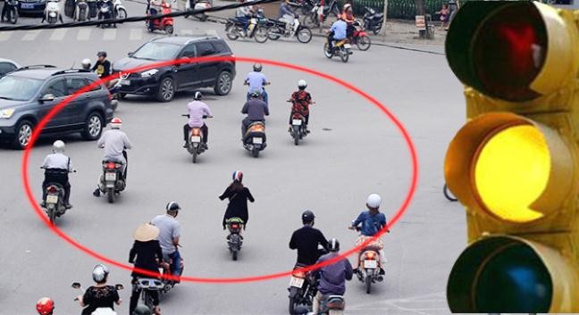 Đề xuất bỏ phạt vượt đèn vàng nếu bất hợp lý Trường hợp đèn vàng nhưng người tham gia giao thông đã đi vào khu vực ngã tư thì được đi tiếp. Ảnh minh họa