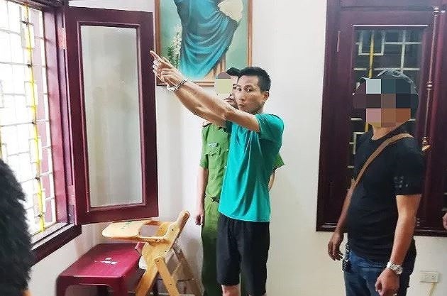 Siêu trộm bình tĩnh hút xì gà trước khi khoắng 200 cây vàng trong nhà đại gia Công an thực nghiệm hành vi đột nhập của Cửu tại nhà ông Minh.