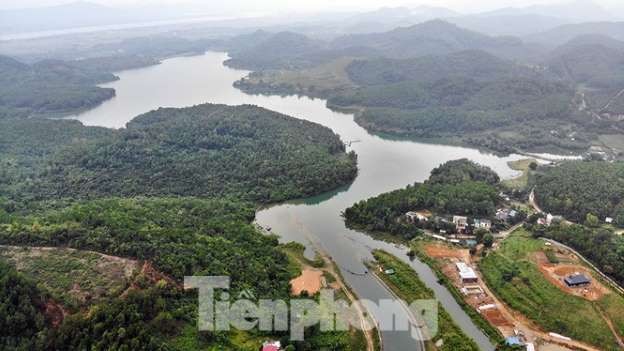 Khởi tố 3 đối tượng ‘đầu độc’ nguồn nước sông Đà Nước sông Đà bị đầu độc bằng dầu thải.