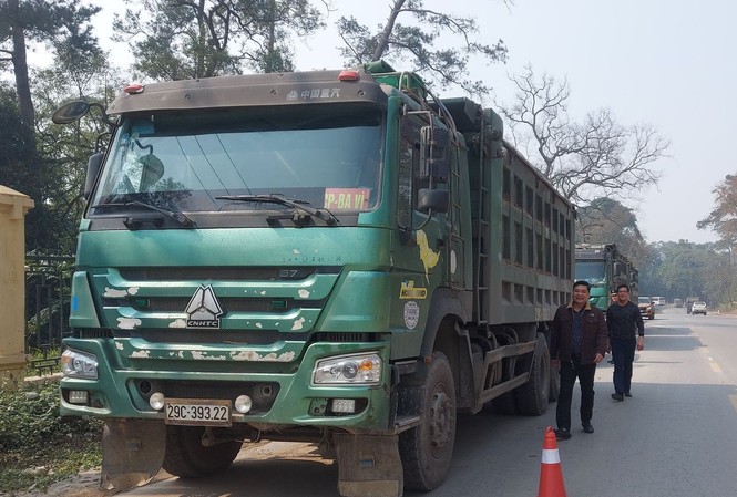 Xử phạt 6 tài xế cố thủ trên đoàn xe chở quá tải Xử phạt 6 tài xế cố thủ trên đoàn xe chở quá tải