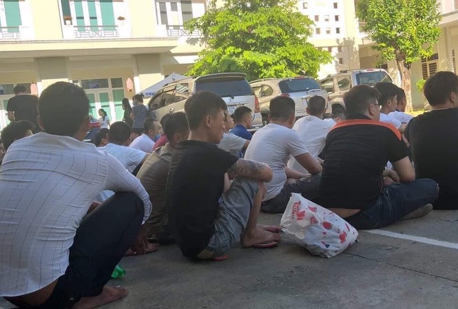 Kiểm tra quán karaoke trong đêm, phát hiện hàng chục người dương tính với ma tuý Qua kiểm tra, lực lượng chức năng phát hiện hàng chục thanh niên dương tính với ma tuý. Ảnh: N.P.