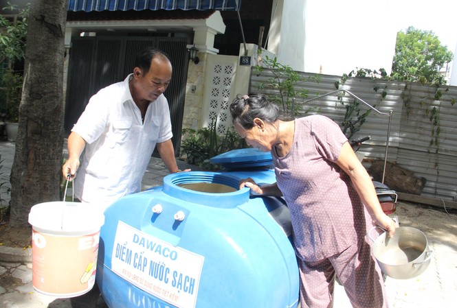 Đà Nẵng: Dân dài cổ chờ xe bồn tiếp nước sinh hoạt Đà Nẵng: Dân dài cổ chờ xe bồn tiếp nước sinh hoạt