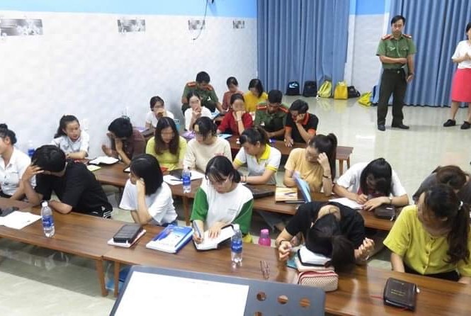 Đà Nẵng: Bắt quả tang trung tâm ngoại ngữ truyền đạo trái phép Các học viên tại trung tâm ngoại ngữ tổ chức truyền đạo trái phép.