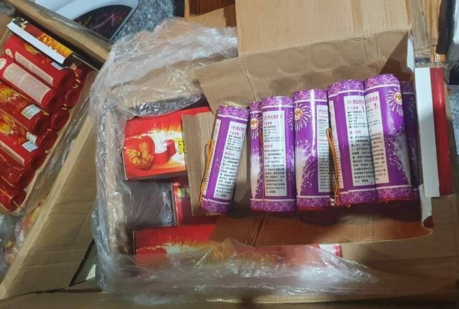 Ngụy trang loa thùng chở 100 hộp pháo điện không rõ nguồn gốc Ngụy trang loa thùng chở 100 hộp pháo điện không rõ nguồn gốc
