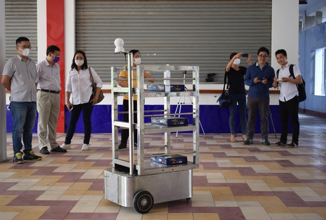 Robot 'người vận chuyển' phục vụ tại khu cách ly Covid-19 ở Đà Nẵng Robot 'người vận chuyển' phục vụ tại khu cách ly Covid-19 ở Đà Nẵng