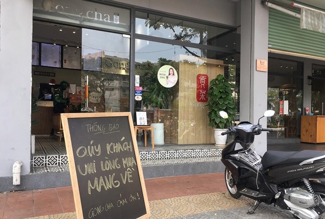 Hàng quán Đà Nẵng đồng loạt chuyển sang 'phục vụ mang về' Hàng quán Đà Nẵng đồng loạt chuyển sang 'phục vụ mang về'