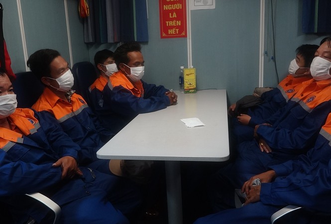 Kịp thời cứu 7 ngư dân giữa biển đêm trước khi tàu chìm Kịp thời cứu 7 ngư dân giữa biển đêm trước khi tàu chìm