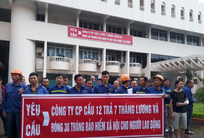 Vì sao doanh nghiệp ba lần phong Anh hùng nợ lương, bảo hiểm bê bết? Công nhân Cty cổ phần Cầu 12 đòi lương và bảo hiểm xã hội