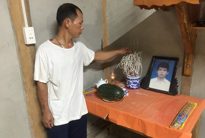 Cần khôi phục điều tra vụ thiếu niên chết với dây xích và khối bê tông dưới ao Suốt 9 năm qua, anh Hoàng Văn Toàn mong mỏi tìm ra nguyên nhân cái chết của con trai mình