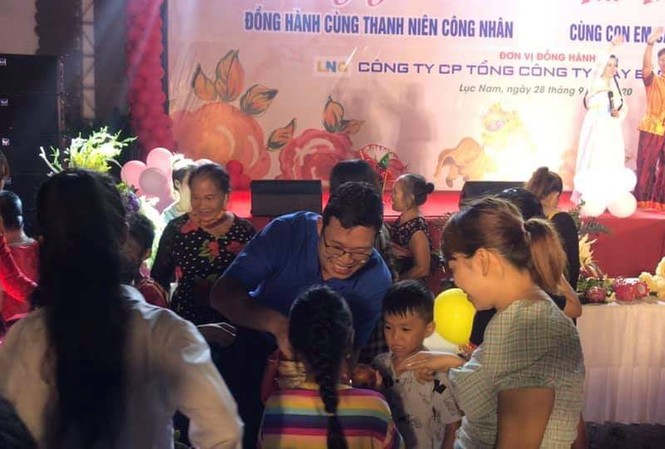 Tỉnh Đoàn Bắc Giang vận động hơn 1,5 tỷ đồng trao quà Trung thu cho trẻ khó khăn Anh Thân Trung Kiên, Bí thư Tỉnh Đoàn Bắc Giang trao quà Trung thu cho các em thiếu nhi