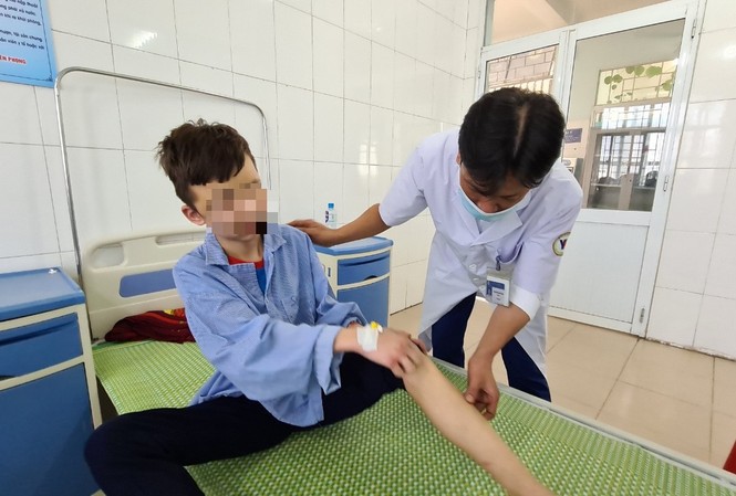 Tạm giữ chủ quán bánh xèo hành hạ bé trai làm thuê tại Bắc Ninh Em D đang được chăm sóc tại Trung tâm Y tê huyện Yên Phong