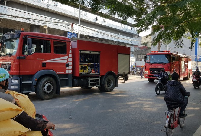 Cảnh sát phá cửa cứu cụ bà 80 tuổi khỏi căn nhà cháy Cảnh sát phá cửa cứu cụ bà 80 tuổi khỏi căn nhà cháy