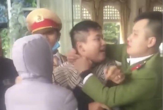 Vi phạm giao thông, thanh niên đấm chảy máu mũi cảnh sát ở Hải Phòng Nam tài xế xô xát, đấm cảnh sát tại TP Hải Phòng.