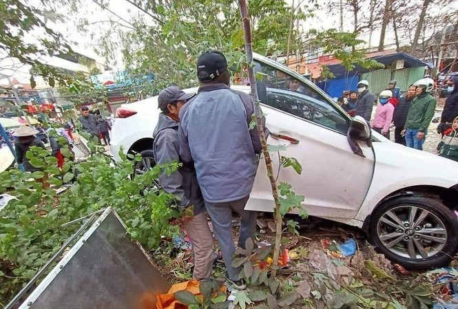 Hải Phòng: Xe ô tô ‘điên’ lao vào chợ cóc, 10 người bị thương Hải Phòng: Xe ô tô ‘điên’ lao vào chợ cóc, 10 người bị thương