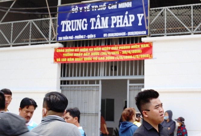 Con trai hiệp sĩ bị trộm đâm chết ở Sài Gòn muốn noi gương bố Đến trưa 14/5, nhiều người thân hiệp sĩ vẫn túc trực ở trung tâm pháp y TPHCM.