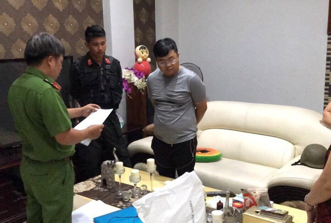 Chiêu thức nguỵ trang tinh vi của ông trùm đường dây đánh bạc trăm tỷ Công an đọc lệnh bắt một đối tượng trong nhóm của Bình.