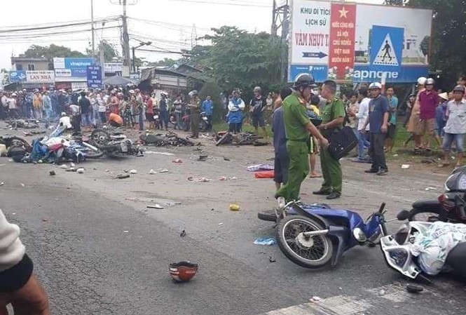 Tài xế gây tai nạn khiến 22 người thương vong có sử dụng rượu bia Hiện trường tai nạn.