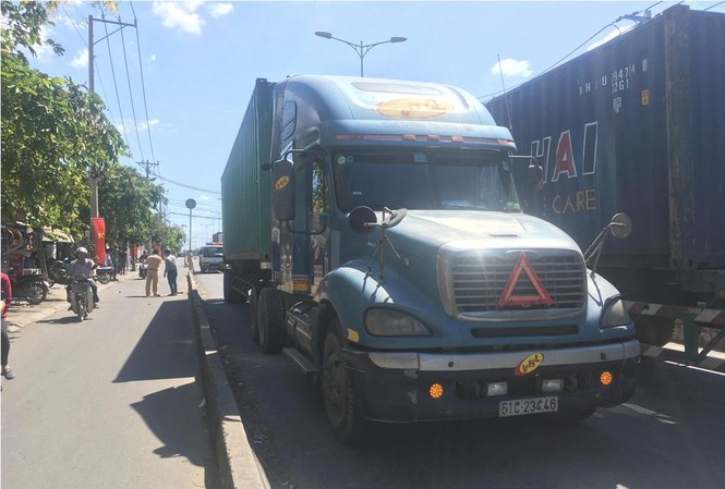 Ngã qua làn xe ô tô, thanh niên bị xe container cán tử vong Hiện trường tai nạn.
