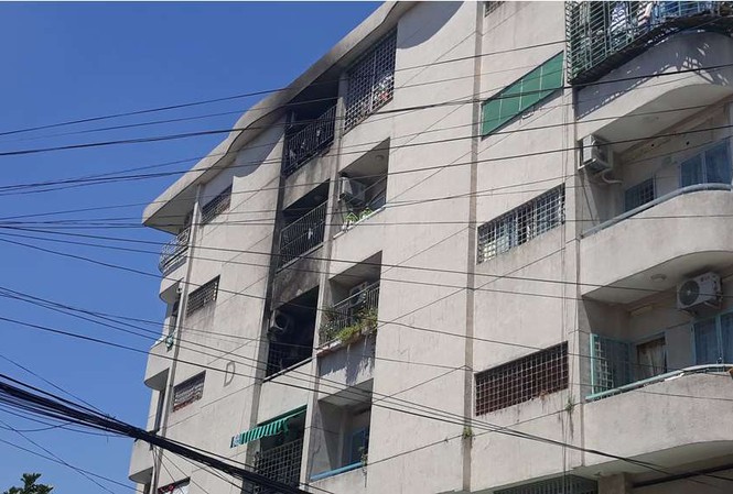 Chung cư Sài Gòn cháy dữ dội, cư dân tháo chạy giữa trưa nắng Hiện trường vụ cháy.