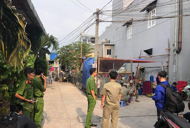 Nghi án chồng giết vợ rồi tự sát ở Sài Gòn Công an phong toả hiện trường, điều tra vụ việc.