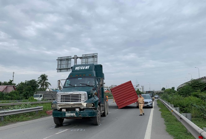 Kinh hoàng thùng container rơi xuống đè đầu ô tô đang chạy Hiện trường tai nạn.