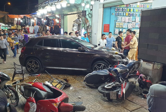 Danh tính người phụ nữ lái xe Mercedes tông hàng loạt xe máy ở Sài Gòn Hiện trường vụ tai nạn.