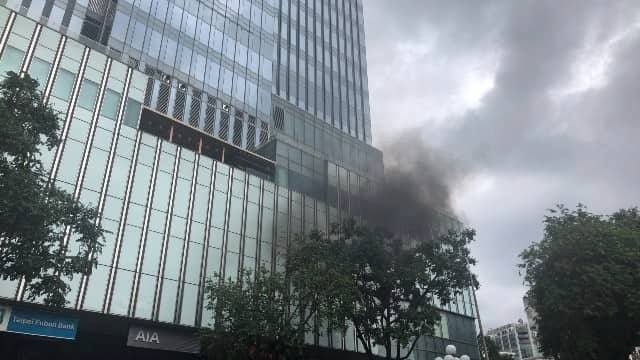 Khói bốc nghi ngút từ tòa nhà Saigon Centre, hàng trăm người tháo chạy Khói bốc lên nghi ngút trên tầng cao toà nhà.