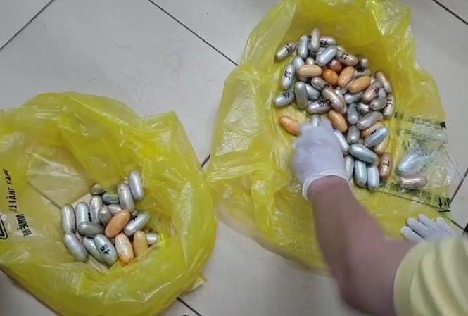 Nuốt gần 1,6kg cocain đi qua 4 quốc gia để về Việt Nam qua đường hàng không Gần 1,6kg cocain trong bụng người đàn ông.