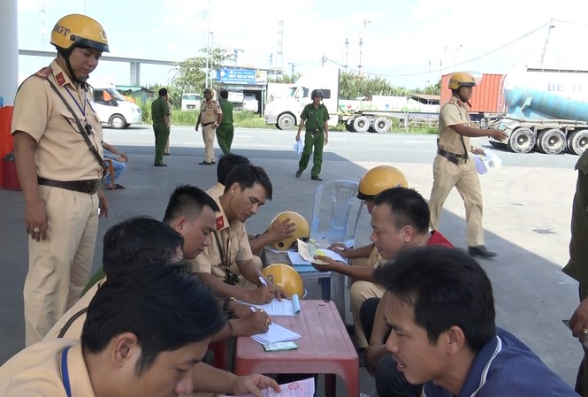Kiểm tra phương tiện ra vào cảng, phát hiện tài xế dương tính với ma túy Lực lượng chức năng chốt chặn kiểm tra phương tiện.