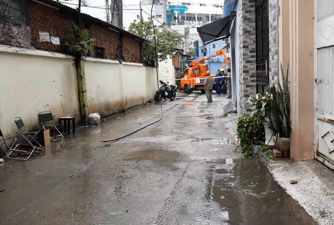 Điện lực TPHCM nói gì vụ dây điện rơi xuống quán cà phê giật chết người? Hiện trường vụ việc.