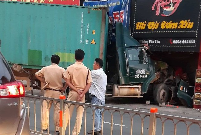 Kinh hãi ‘hung thần’ container lao vào nhà dân ở Sài Gòn lúc rạng sáng Hiện trường vụ việc.