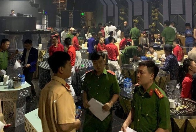 Dân chơi phê ma túy chạy toán loạn khi công an kiểm tra quán bar Lực lượng chức năng kiểm tra quán bar 068.