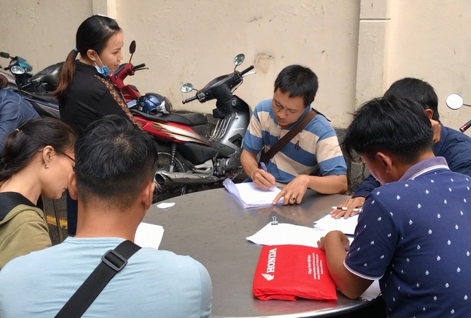 Hàng trăm khách hàng đến công an tố cáo công ty Alibaba lừa đảo Người dân làm đơn tố cáo công ty Alibaba.