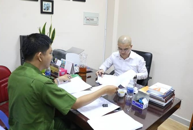 Sau 3 ngày, gần 1.000 khách hàng tới công an tố cáo công ty Alibaba lừa đảo Công an làm việc với Luyện tại trụ sở công ty Alibaba ngày 18/9.