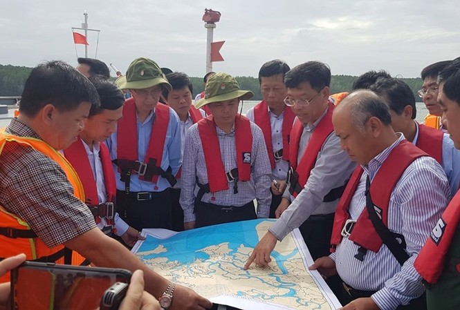 Bộ trưởng GTVT Nguyễn Văn Thể đến hiện trường vụ chìm tàu 8.000 tấn ở Cần Giờ Bộ trưởng Giao thông cùng các đơn vị triển khai phương án xử lý sự cố.