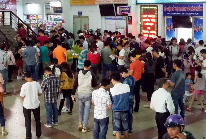 Gần 50.000 vé tàu Tết được đặt trong sáng đầu tiên ga Sài Gòn mở bán Nhiều người dân đến ga Sài Gòn mua vé tàu Tết.