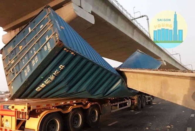 Xe container kéo sập dầm cầu bộ hành đang xây ở cửa ngõ Sài Gòn Thùng xe container bị đè bẹp.