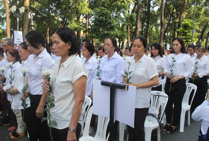 'Em ước được gặp lại mẹ, dù chỉ 5 giây thôi' Nhiều người xúc động tại lễ tưởng niệm nạn nhân tử vong do tai nạn giao thông.